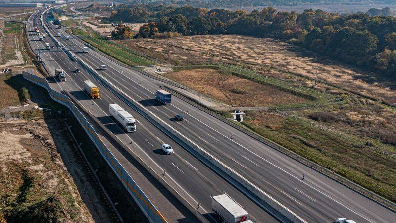 Národná diaľničná spoločnosť ruší avizovanú uzáveru diaľnice D1 v smere do hlavného mesta. O odklade uzávery rozhodla najmä aktuálne komplikovanejšia dopravná situácia v okolí Bratislavy.