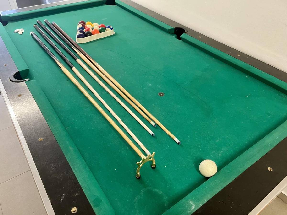 Obec Hřebeč nabízí k odkupu starší kulečníkový stůl typu pool s mincovníkem (žetonierou). Cena včetně příslušenství 2000 Kč.