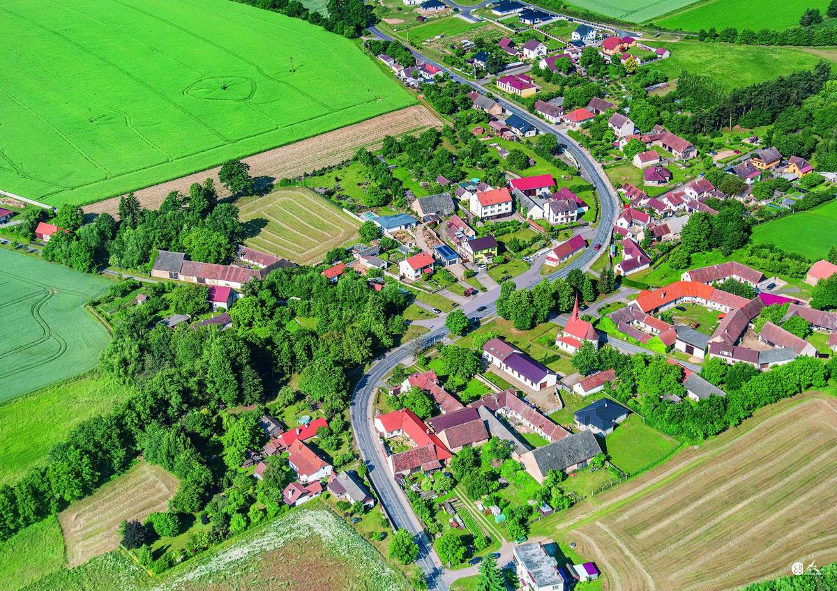 Dodrý den, děkuji všem za registraci do aplikace. Jako poděkování posílám letecké foto obce. Pozvánka na prosincové akce: 13.12.2025 od 14:00 vánoční besídka 26.12.2025 od 12:00  do 13:15  obecní bruslení