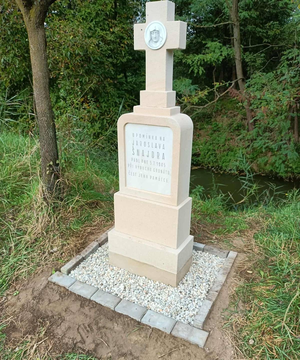 Letos uplynulo 80 let od tragické události, kdy po výbuchu granátu z II. světové války tragicky zahynul tehdy 16letý Jaroslav Šnajdr. Tuto smutnou událost od té doby připomíná tzv. Šnajdrův kříž umístěný v místě neštěstí na břehu potoka Hruškovice. Obec Skoronice v letošním roce nechala kamenný kříž kompletně zrenovovat profesionálním restaurátorem. Projekt, jehož celkový rozpočt činil 46.000 Kč, byl podpořen dotací z rozpočtu Jihomoravského kraje ve výši 23.000 Kč. Novou podobu kříže si můžete prohlédnout ve fotogalerii.