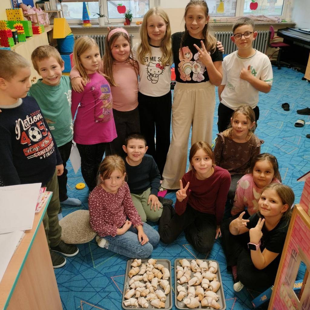 Nasbírali jsme si ořechy, nalouskali, namleli a zadělali na těsto. Nakonec se válelo těsto, plnilo náplní a motaly rohlíčky. Pečení se vydařilo a výsledek můžete posoudit sami.
