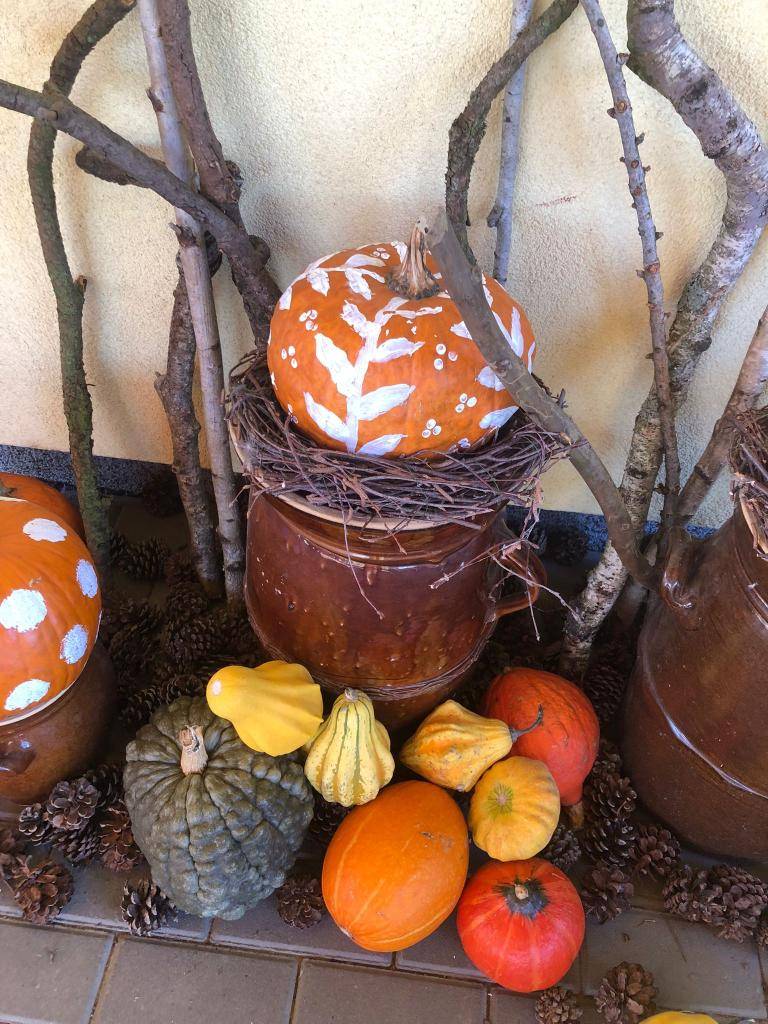 Zelená je barvou lesů,  fialová barvou vřesu.  Modrá barva je jak moře,  hnědá je zem, když se oře.