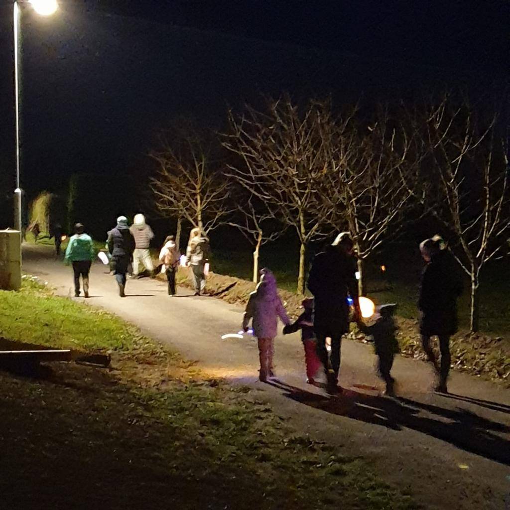 Lampiónový průvod ve Chmelné rozzářil podzimní večer