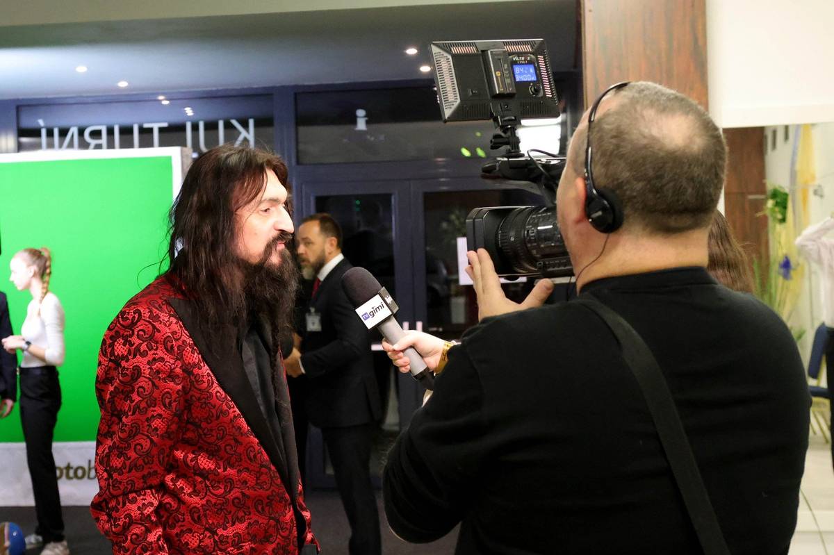 Město Kaplice má od listopadu 2025 novou slavnostní znělku, která bude provázet významné městské události a stane se také součástí zvukové identity městského rozhlasu. Autorem znělky je významný český hudební skladatel Varhan Orchestrovič Bauer, jehož dílo doprovodilo mimo jiné i filmovou tvorbu režiséra Miloše Formana. Skladba vznikla na míru městu Kaplice s cílem vytvořit reprezentativní hudební motiv, který bude symbolizovat jeho charakter, tradici i moderní směřování. Slavnostní premiéra znělky se uskutečnila v rámci Zahajovacího plesu města Kaplice dne 8. listopadu 2025, kde byla vůbec poprvé uvedena veřejnosti. První část znělky si budou občané moci poslechnout již v pátek 14. 11. po poledni v rámci pravidelného hlášení městského rozhlasu, které doprovodí i jedna milá pozvánka. Znělka se stává novým prvkem identity města a věříme, že si najde své místo jak při slavnostních příležitostech, tak v každodenním životě při hlášení městského rozhlasu.