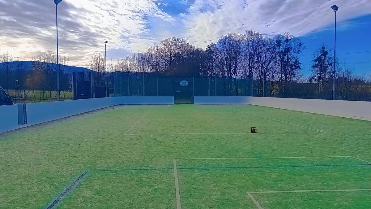 Na víceúčelovém hřišti proběhla rekonstrukce mantinelů a sítí. Hřiště se může znovu volně využívat.