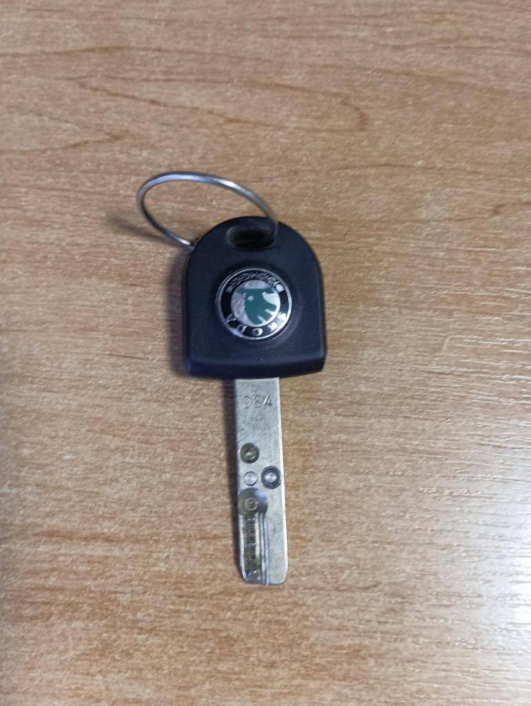 Klíč od vozu Škoda, nalezen na hřbitově. K vyzvednutí na Obecním úřadě Batňovice.
