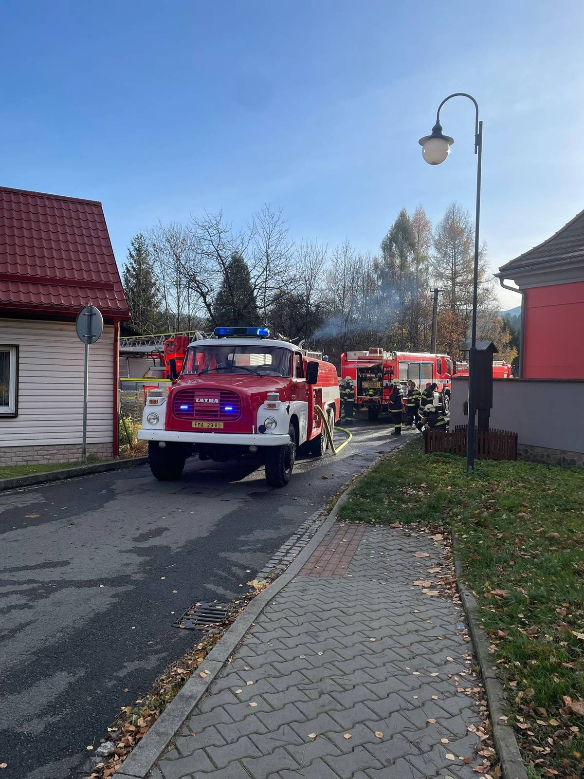 Dnes, 14. listopadu, ve 4:29 ráno, byl nahlášen požár opuštěného rodinného domu na ulici Kamenec ve Frýdlantu nad Ostravicí.  Na místo vyjely jednotky hasičů z Ostravice, Metylovic, Frýdlantu nad Ostravicí a profesionální jednotka z Frýdku-Místku. Následně se přidaly i jednotky z Čeladné, Pstruží a Lhotky. 🚒  Požár se podařilo uhasit. Hasiči zůstávají na místě, aby monitorovali situaci a zabránili případnému znovu vzplanutí.  ⚠️ Žádáme občany, aby se nezdržovali v blízkosti místa zásahu. 🚧 Ulice Kamenec je momentálně neprůjezdná.