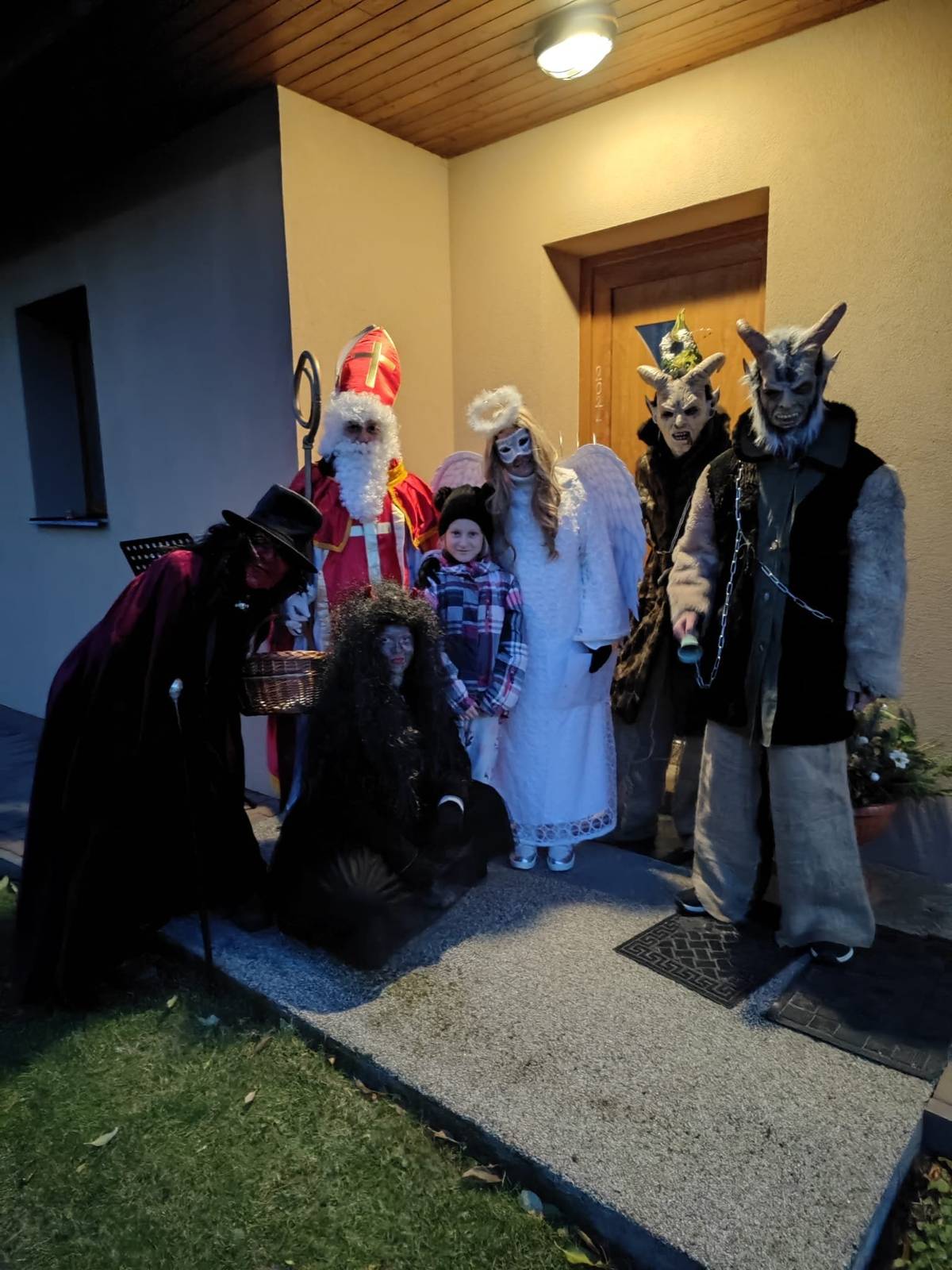 Tak jako každý rok i letos bude 5.12. chodit v Kladrubech Mikuláš s andělem a čerty .Pokud chcete , aby se u vás zastavili , je nutné se přihlásit na tel.č. 725290847. Dopředu připravte , za co děti pochválit a případně v čem se mají polepšit .