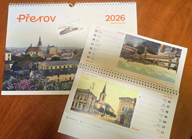 Velký zájem provázel prodej nové sady kalendářů pro rok 2026 – během několika dní zmizely z pultů Městského informačního centra i Galerie města Přerova. Dobrá zpráva však zní: připravuje se dotisk. V omezeném množství budou kalendáře opět k dostání v prvním prosincovém týdnu v Městském informačním centru na náměstí TGM. Kalendáře odhalují starou tvář Přerova - a právě toto téma mají obyvatelé města rádi. Stolní, nástěnný i kapesní kalendář se pro ně stanou nejen praktickými pomocníky, ale také sbírkou vzácných historických pohlednic, vyprávějících příběh Přerova od dob Rakousko-Uherska až po první republiku. Celá sada, která obsahuje nástěnný, stolní a kapesní kalendář, přijde na 200 korun.