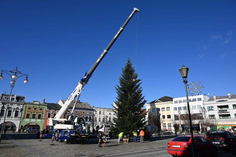 Vánoční strom již  od úterý 18. listopadu zdobí Masarykovo náměstí v Hranicích. Letos za něj chceme poděkovat panu Leošovi Fibichovi z Bělotína, který tuto patnáctimetrovou jedličku před 36 lety vysadil. Slavnostní rozsvícení vánoční stromu letos proběhne v pátek 28. listopadu na Masarykově náměstí v 17 hodin.