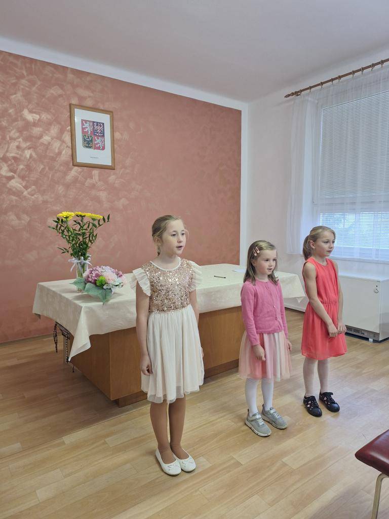 S radostí jsme pomohli přivítat nového občánka Krchleb, malého Dominika.