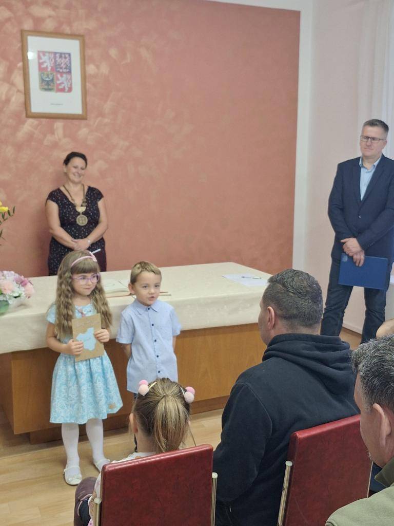 S radostí jsme pomohli přivítat nového občánka Krchleb, malého Dominika.