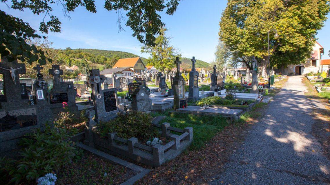 Upozorňujeme občanov, že voda na cintorínoch v Smoleniciach a Smolenickej Novej Vsi je od 18. novembra 2025 odstavená z dôvodu zimného obdobia a ochrany vodovodného systému pred poškodením.