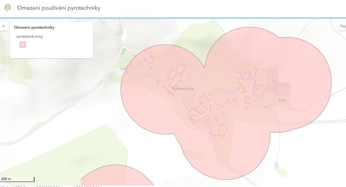 Mapa obsahuje zóny, ve kterých je zakázáno zacházet s pyrotechnickými výrobky s výjimkou kategorie F1 podle § 35b zákona č. 344/2025 Sb., kterým se mění zákon č. 206/2015 Sb., o pyrotechnických výrobcích a zacházení s nimi a o změně některých zákonů (zákon o pyrotechnice),   ve znění pozdějších před