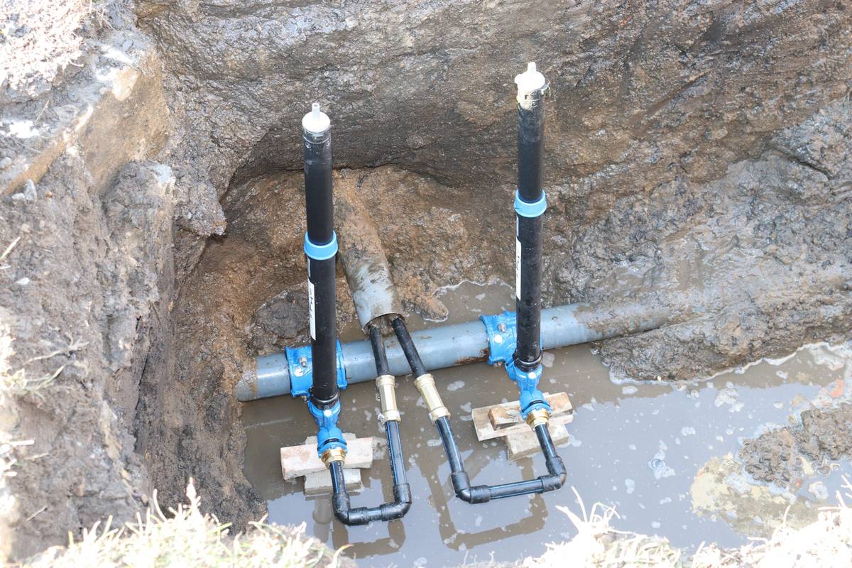 💧 Voda už zase teče – závada odstraněna Drazí sousedé, máme pro vás dobrou zprávu. Vodárnám se podařilo závadu odstranit a v tuto chvíli už voda v Tišicích opět teče. Na místě ještě probíhají dokončovací práce, ale nemuselo se zasahovat do vozovky, takže by mělo být vše brzy hotové a okolí zcela uklizené. Velké poděkování patří pracovníkům vodáren za rychlý zásah a profesionální práci. 💧🙏 Děkujeme všem za trpělivost.