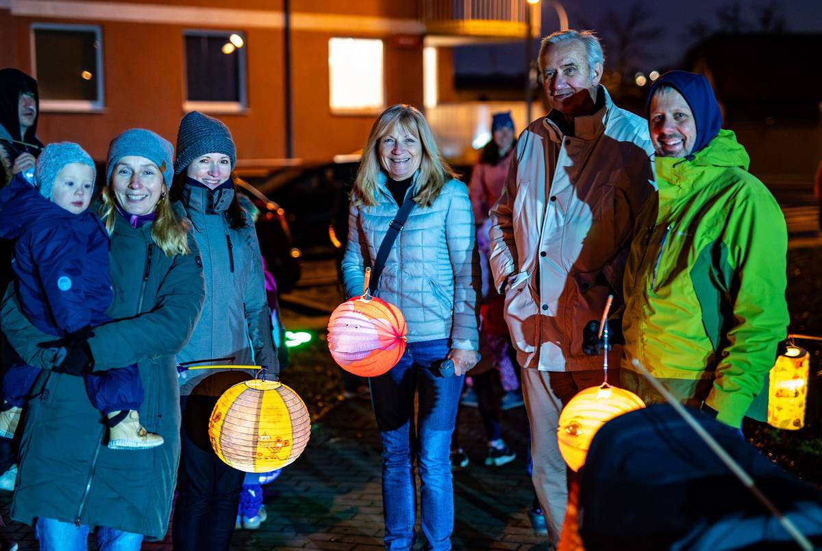 V pondělí 17. listopadu proběhl v naší městské části tradiční lampionový průvod u příležitosti Dne boje za svobodu a demokracii a Mezinárodního dne studentstva.   I přes nepříznivé počasí dorazila řada účastníků, kteří společně prošli trasu od Kateřinského náměstí až do ulice Ke Mlýnu v Újezdu. V Pizzerii Fratelli bylo pro návštěvníky připraveno zázemí pro zahřátí a menší občerstvení. Akcí provázel Jiří Votava - DJ Goro a na závěr vystoupila Lucie Grussová s písní Modlitba pro Martu.   Děkujeme všem, kteří svou účastí podpořili důstojnou připomínku tohoto významného dne.