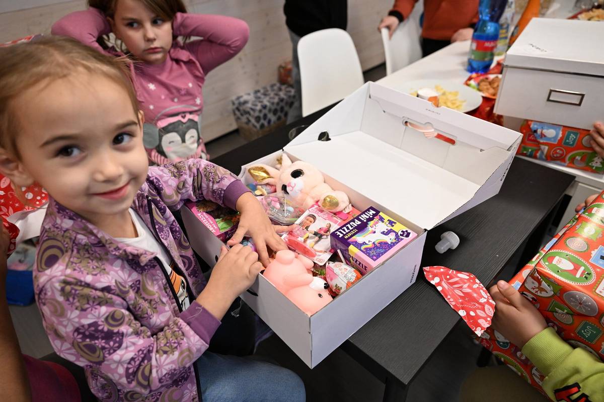 Sbírku vánočních dárků pro děti, které vyrůstají v komplikovaném rodinném prostředí, připravuje Diakonie ČCE se svými partnery již po patnácté. Od malé iniciativy několika lidí vyrostla sbírka Krabice od bot v největší vánoční aktivitu pro děti v nouzi, díky které nalezne pod stromečkem svátečně zabalenou krabici více než 60 tisíc dětí a jejich rodin po celém Česku. Kouzelná atmosféra Vánoc a radost z hraček, her i praktických dárků bohužel zdaleka nejsou samozřejmostí, řada rodin  si kvůli tíživé finanční situaci nebo složitým poměrům nemůže dovolit ani skromnou nadílku. Těm pomáhá s vánočními dárky, shromážděnými od desítek tisíc štědrých dárců, sbírka Krabice od bot. Zapojit se může opravdu každý, rezervaci dárků otevře Diakonie ČCE v úterý 18. listopadu 2025 na novém webu krabiceodbot.cz.   Zde si mohou dárci online na webu sbírky zarezervovat, k jak staré dívce nebo chlapci by měla dárky naplněná krabice od bot směřovat, a zároveň si zvolí sběrné místo, kam v období mezi 24. listopadem a 8. prosincem krabici přinesou.  Největší úspěch u dětí mají dárky, které nejsou zcela anonymní. Darující mohou přibalit vzkaz, fotografii nebo vlastnoručně kreslený obrázek. Cokoli, co dělá dárek osobnějším, pomůže dětem z rodin v těžké situaci pocítit, že se našel někdo, komu na nich záleží. Podpořit děti a rodiny v nouzi mohou dárci nejen v předvánočním čase, ale během celého roku. Díky finančním příspěvkům ve finanční sbírce Krabice online může Diakonie ČCE dětem kdykoliv nadělit výlet se školou, doučování nebo třeba místo v zájmovém kroužku.   #hlucin #mestohlucin #krabiceodbot #darujteradost