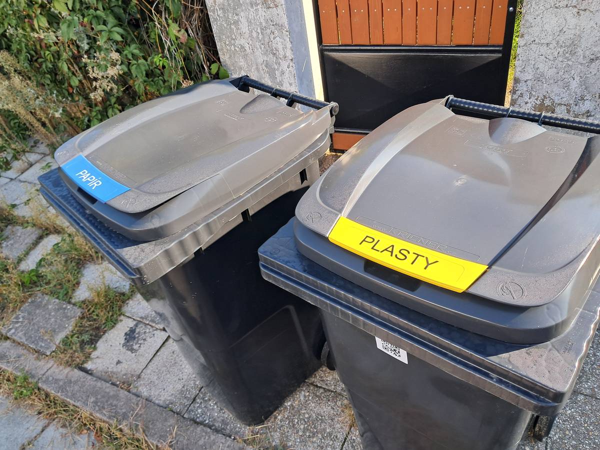 Svozová společnost začala ve středu 19. listopadu s druhou vlnou rozvozu nádob na tříděný odpad (plast, papír a bioodpad) do domácností, které si je objednaly. Rozveze se asi 370 nádob po celé Lysé nad Labem. Ve středu 19.11 se v Lysé sváží papír v oblasti od železničních kolejí na sever a také bioodpad. Nejbližší termín svozu plastů je 2.12. pro Litol a další místa od kolejí na jih a 3.12. pro oblast od kolejí na sever. Všechny termíny svozu všech typů odpadu i na rok 2026 naleznete zde.