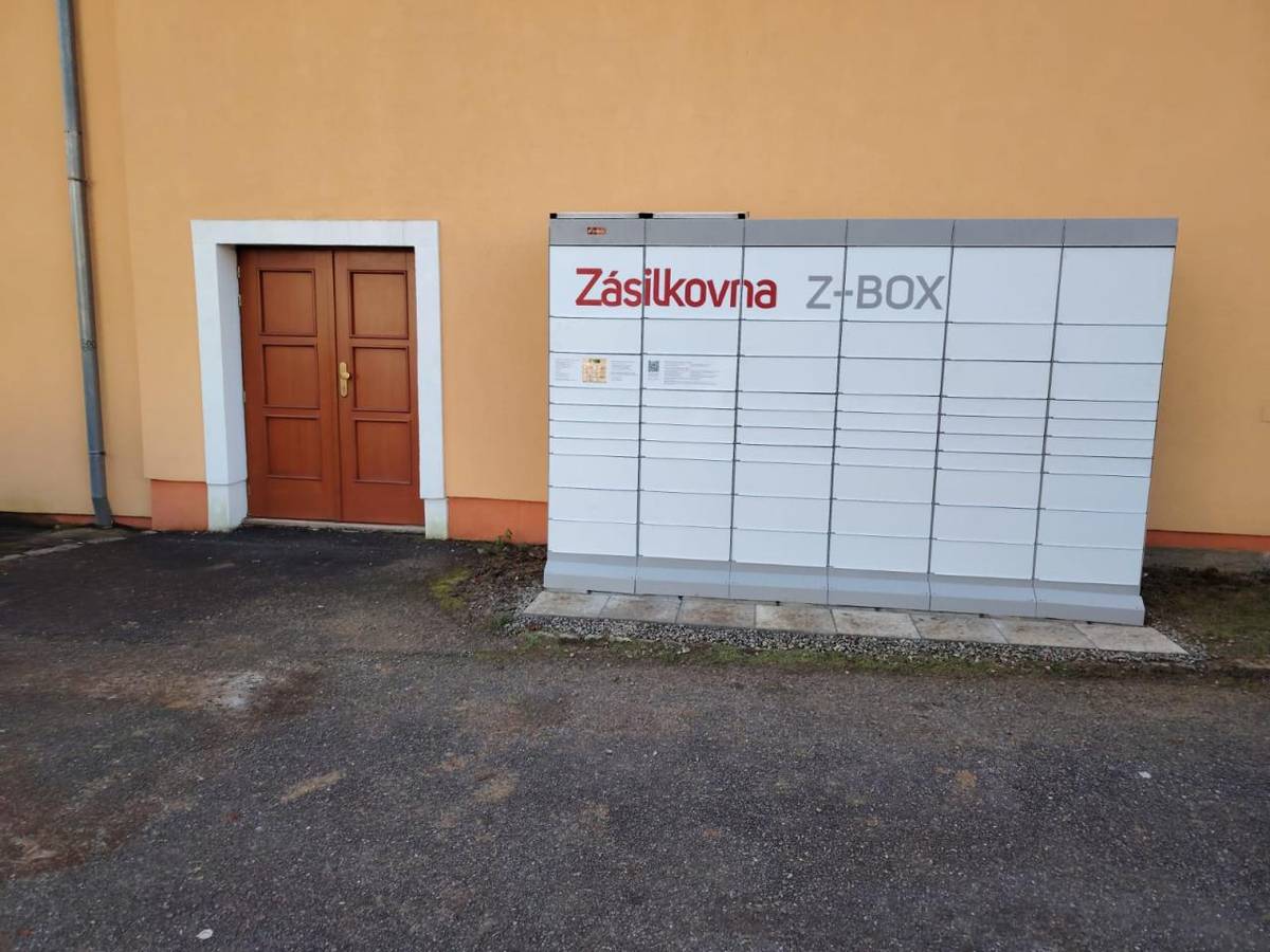 Z-BOX byl přemístěn na druhou stranu budovy školy naproti kapličce.