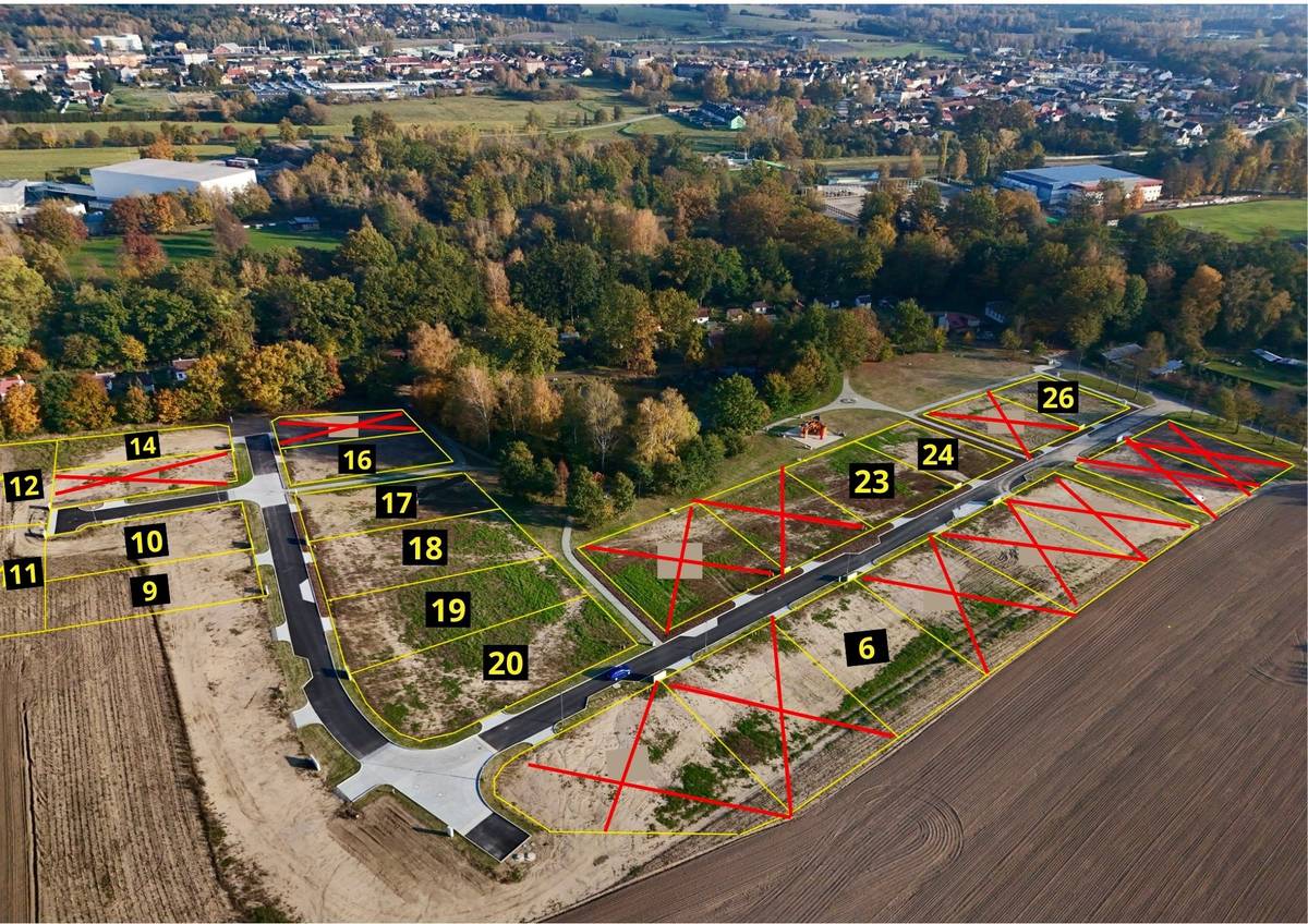 Zbývá posledních 16 dnů k podání nabídky na koupi  ZÁKLADNÍ INFORMACE  ✅ dostupnost do centra města (1 km) ✅ do sportovního areálu (300 m)  ✅ k dálnici D3 (4,5 km) ✅ k železničnímu koridoru (3,5 km) ✅ lokalita v klidové části města mimo povodňové území VYBAVENÍ  👉  silnice a jednotlivé vjezdy 👉  kompletní inženýrské sítě (vč. optiky) 👉  připravené přípojky (voda, kanalizace, plyn, elektro) 👉  staveništní elektro přípojky 👉  veřejné osvětlení 👉  dešťová kanalizace 👉  vycházková zóna kolem rybníčku 👉  dětské hřiště PRODEJ 👉  velikosti parcel od 780 - 1 099 m2 👉  prodej obálkovou metodou podáním nabídkové ceny 👉  základní prodejní cena 2 710 Kč bez DPH/m2 (3 280 Kč vč. DPH) VÍCE INFORMACÍ k prodeji najdete na webových stránkách www.parcelynachmelnici.cz