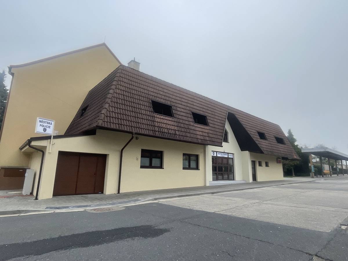 Ve čtvrtek 20. listopadu v 16.00 hodin proběhne v budově na autobusovém nádraží slavnostní otevření a předání nové služebny Městské policie Strážnice. Díky přestavbě původních prostor vzniklo moderní a důstojné zázemí pro strážníky, které přispěje ke zvýšení bezpečnosti a pořádku v této části města. Slavnostního otevření se zúčastní zástupci města, městské policie, Policie ČR i dodavatelské firmy. Po oficiální části si budou moci zájemci nové prostory prohlédnout. Pokud vás zajímá, jak se místo někdejších provozních prostor proměnilo ve služebnu, zastavte se podívat 🙂