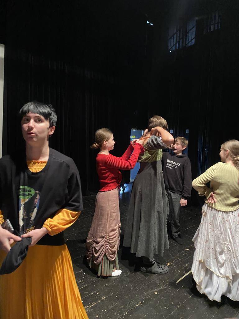 Nabídka na účast v projektu „Rosteme s knihou“ s podtitulem „Čtenář na jevišti“ letos oslovila paní učitelku L. Č. Maškovou, kterou divadlo v soukromém životě baví a má s ním přímou zkušenost.