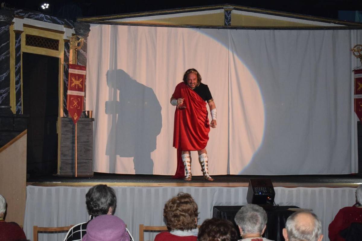 Skvelé predstavenie v podobe hereckých výkonov, vyhotovenia scény, zvukových a svetelných efektov, hudobného, spievaného a tanečného prejavu, kostýmového prevedenia a rekvizít, scenára a textov v piesňach.