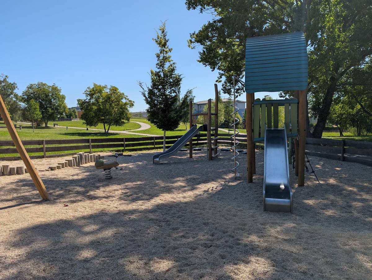 Vážení občané, rádi bychom poděkovali za všechny podané návrhy do Participativního rozpočtu 2025 a seznámili Vás s vítězným projektem. Na základě hlasování, které probíhalo od 15. 9. do 31. 10. přes platformu Munipolis, zvítězil s celkovým počtem kladných hlasů 434 projekt „Úprava povrchu hřiště“ v parku Houslový klíč. Jako druhý se umístil projekt „Rozkvetlé Počernice“ s 342 kladnými hlasy. Na třetím místě „Doplnění mobiliáře pumptracku“ se 150 kladnými hlasy, a na čtvrtém místě „Stupně vítězů do areálu FZŠ Chodovická“ se 73 kladnými hlasy. Předpokládané náklady na vítězný projekt jsou 300 000 Kč vč. DPH. Jelikož radnice pro tento rok vyčlenila 500 000 Kč vč. DPH, nevyužité finanční prostředky budou podle pravidel použity jako rezerva, případně budou převedeny do dalšího ročníku. Vítězný projekt bude předán příslušným odborům k následné realizaci. Děkujeme, že se zajímáte o své okolí, ve kterém žijete.