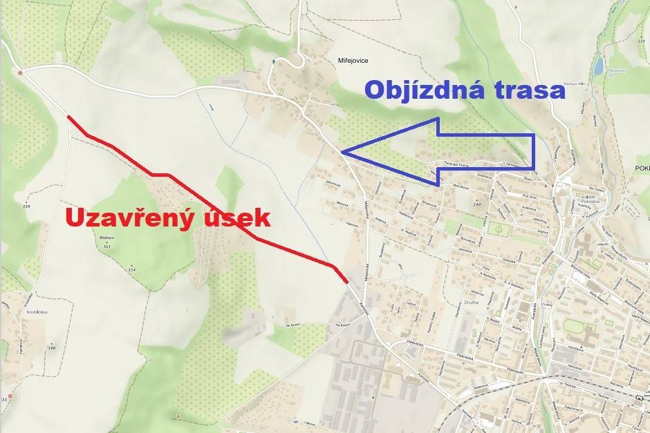 Silnici třetí třídy mezi Litoměřicemi a Kamýkem uzavřela od dnešního dne kompletní oprava povrchu. Úsek je neprůjezdný přibližně od křižovatky ulic Kamýcká a Miřejovická až k odbočce na Knobložku. Stavební práce začaly frézováním povrchu, které potrvá do 21. listopadu. Následovat bude pokládka asfaltobetonové vrstvy. Konec uzavírky je avizován na 28. listopadu.  Objízdná trasa vede přes Miřejovice. Uzavřeným úsekem nebude po dobu stavebních prací možný průjezd ani pro vozidla integrovaného záchranného systému.