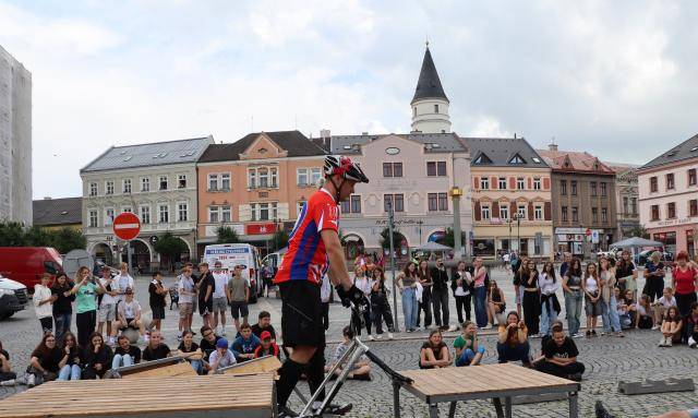 Účty několika mladistvých uživatelů sdílených kol byly zrušeny. Důvod? Opakované porušování povinnosti jezdit s ochrannou přilbou. Město Přerov spolu s městskou policií a společností nextbike zavedlo opatření vycházející z podzimních kontrol v rámci akce „Helma“. Ta připomíná, že pro děti a mladistvé je nošení cyklistické přilby povinné.                               Číst dál...