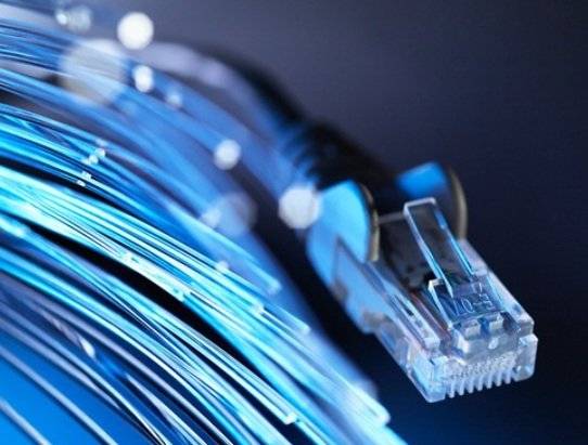 Vážení spoluobčané, společnost CETIN a.s. má záměr modernizovat v naší obci telefonní síť a zajistit tak bezplatné připojení domácností k páteřní optické síti. Nová optická síť umožní připojení k nejrychlejší internetové síti i televiznímu vysílání. Připojení jednotlivých nemovitostí bude probíhat na základě písemného souhlasu s připojením k optické síti. V průběhu měsíce listopadu a prosince 2025 Vás navštíví jeden ze zástupců společnosti O2 Czech Republic, a.s. s formulářem k připojení domu a poskytne informace k modernizaci telefonní sítě a připojení vaší nemovitosti. Výstavba se v tuto chvíli týká pouze občanů, kteří do své poštovní schránky obdrželi dopis s přidělenou kontaktní osobou za výstavbu. Pro realizaci projektu je nutný zájem většiny majitelů nemovitostí. O výsledku a časovém plánu modernizace sítě Vás budeme informovat. Záměr společnosti CETIN, a.s. je dlouhodobě konzultován jak s Luďkem Barthem, tak dalšími kolegy z řad občanů, kteří se touto problematikou zaobírají. Děkuji za spolupráci a přeji hezký den. Jana Šťastná