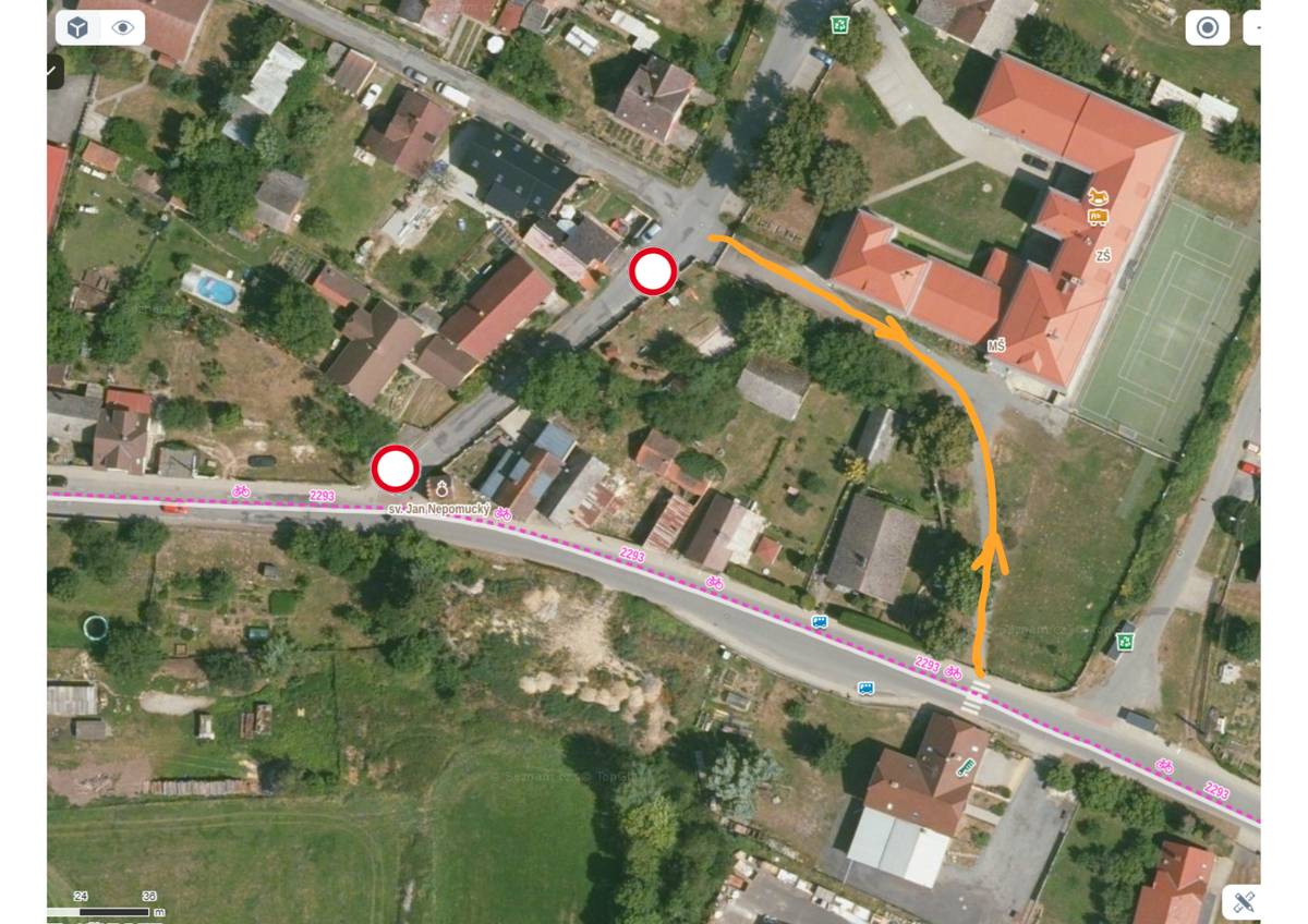 Využili jsme státního svátku a tím menšího provozu k úplnému uzavření silnice u kapličky ve Všerubech (cca 7:30 - 13:00). Objížďka vede přes areál školy - viz foto a plánek. Dbejte prosím zvýšené opatrnosti a buďte ohleduplní! 🙏🚧📸