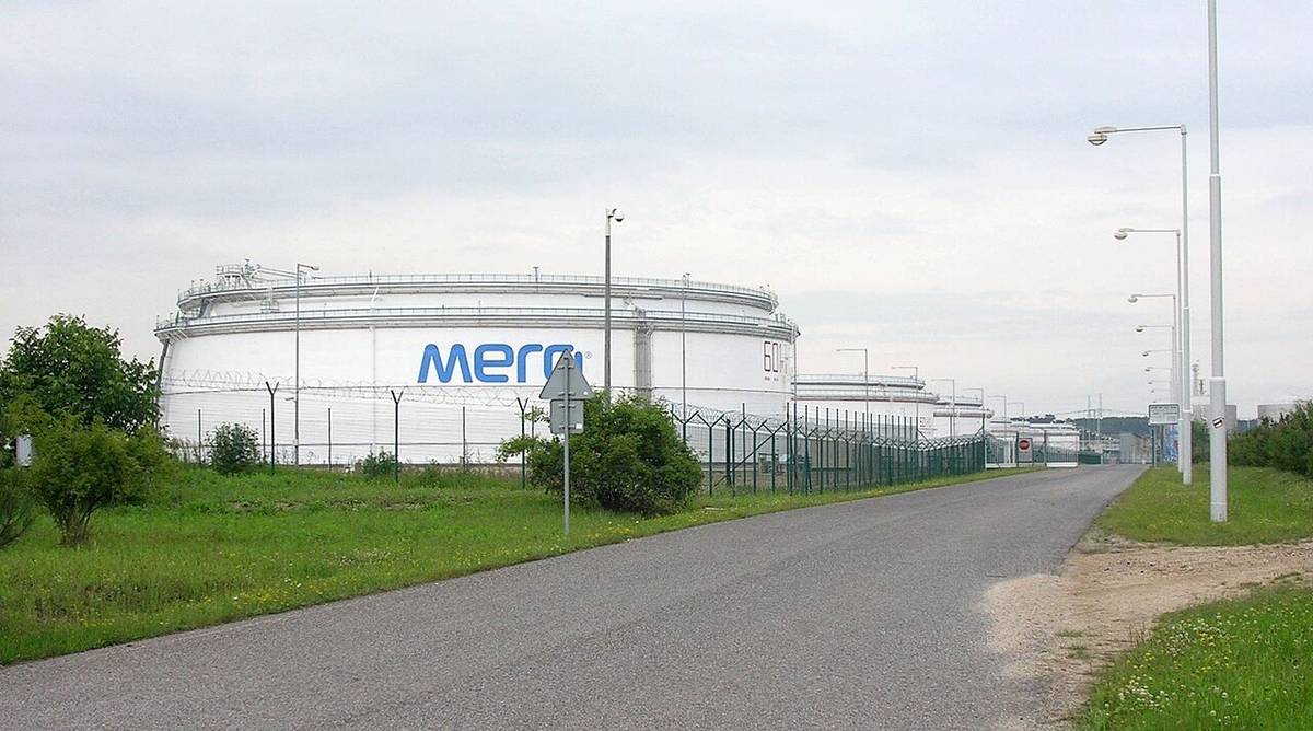 Ve dnech 17. – 21. listopadu 2025 proběhne v blízkosti skladu kapalných plynů ORLEN Unipetrol RPA s.r.o. a prostoru Centrálního tankoviště ropy Nelahozeves (MERO ČR, a.s.) vojenské cvičení HRADBA 2025. Cvičení se zúčastní vojáci pěší roty aktivní zálohy Středočeského kraje společně s vojáky Krajského vojenského velitelství Praha. Součástí výcviku bude používání imitačních prostředků, například cvičné munice, dýmových granátů a dalších technických pomůcek. V průběhu cvičení lze očekávat zvýšený pohyb armádních vozidel nejen v okolí dotčených objektů, ale i přilehlých obcích. Prosíme občany o pochopení a trpělivost. Cvičení je součástí pravidelné přípravy Armády České republiky a nepředstavuje žádné riziko pro obyvatele ani životní prostředí. Kontakty na odpovědné osoby: - prap. Petr Kříž, SPŠ OOd KVV Praha – tel.: 731 388 631 - npor. Bc. Václav Jelínek, SDŠ OOd KVV Praha – tel.: 602 319 942