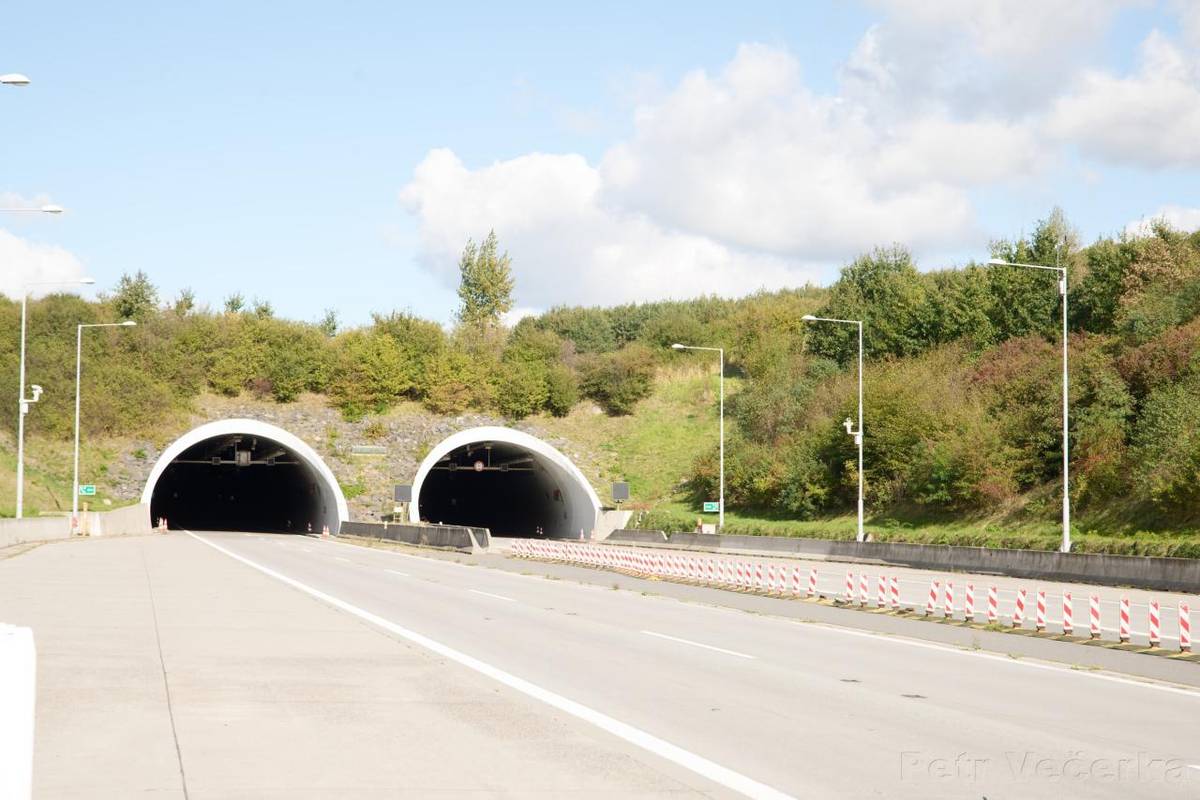 Upozorňujeme řidiče, že ve dnech 20. 11. – 21. 11. 2025 proběhne plánovaná částečná noční servisní uzávěra tunelu Klimkovice.