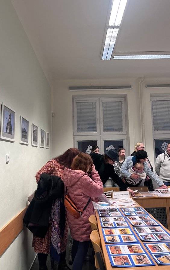 Vážení příznivci gymnázia, rádi bychom Vás pozvali na letošní listopadové akce. V sobotu 22. 11. 2025 od 16 hodin se bude konat již 5. ročník dobročinné akce Předvánoční punčobraní. Stejně jako v uplynulých letech, tak i letos se můžete těšit na skvělá hudební vystoupení kapel a talking spot se zajímavými osobnosti nejen našeho regionu. Samozřejmě jsme mysleli i na naše nejmenší a připravili pro ně dětský koutek v podobě sportovních aktivit a malování na obličej. Příjemný zážitek podpoří bohatý výběr z punčů a dobroty z grilu. Milovníci sladkého se zase mohou těšit na cupcaky a další cukrovinky. Letošní výtěžek věnujeme, stejně jako v jiných ročnících, onkologicky nemocným pacientům, kterým poskytuje podporu Nadační fond Pavla Novotného a nově také Dětské rehabilitaci v Hlučíně. Děkujeme, že se s námi podílíte na dobré věci a děkujeme i příspěvkové organizaci města Sport a kultura Hlučín za spolupořádání akce. Druhá z listopadových akcí, Den otevřených dveří, v rámci kterého si můžete přijít prohlédnout naši školu či pohovořit s našimi vyučujícím, se pak koná v úterý 25. 11. 2025 od 14 hodin. Více informací na webových stránkách a sítích naší školy.   #hlucin #mestohlucin #akcenagymnaziu