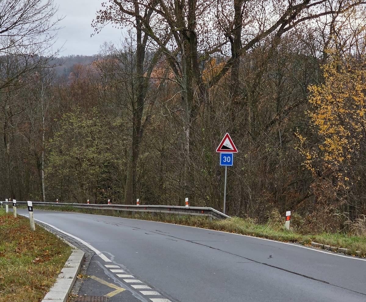V úseku od Finských domků směrem do centra bylo instalováno nové dopravní značení upozorňující na nebezpečné klesání a stanovující maximální doporučenou rychlost 30 km/h. Řidiči jsou žádáni, aby tomuto značení věnovali zvýšenou pozornost a přizpůsobili jízdu aktuálním podmínkám.