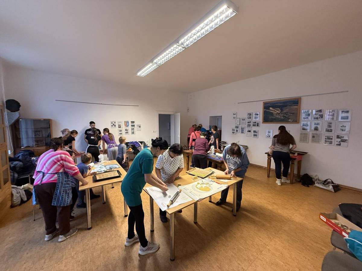 Srdečně děkujeme všem účastníkům akce „Pečení vánočního cukroví“ a všem, kteří se podíleli na její přípravě.  Těšíme se, že si budete moci vychutnat připravené cukroví při rozsvěcení vánočního stromečku 29. listopadu 2025 na návsi.