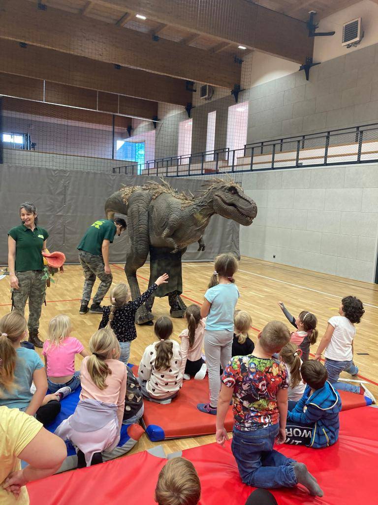Pro naše děti z 1. stupně a MŠ jsme zorganizovali interaktivní přednášku o dinosaurech. Kromě různých druhů dinosaurů si děti prohlédly i repliky fosílií a dozvěděly se mnoho nového o těchto obdivuhodných tvorech.
