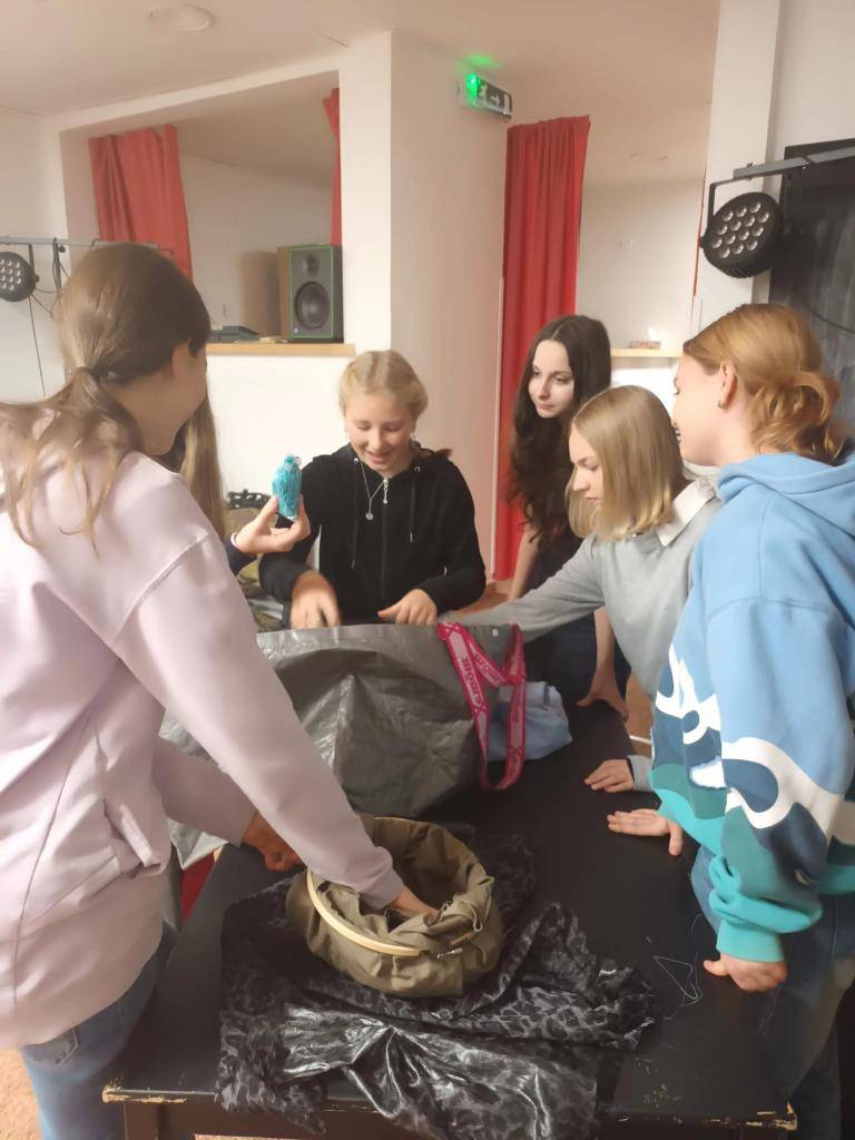 Osmáci za sebou mají páteční premiéru ve 3D ateliéru Jihočeského divadla. V divadelní dílně s názvem Žil Jules? si mohli za pomoci své fantazie a obyčejných předmětů vytvořit např. vynález zkázy nebo strávit pět neděl v baloně. Dobrodružná výprava se zdařila!