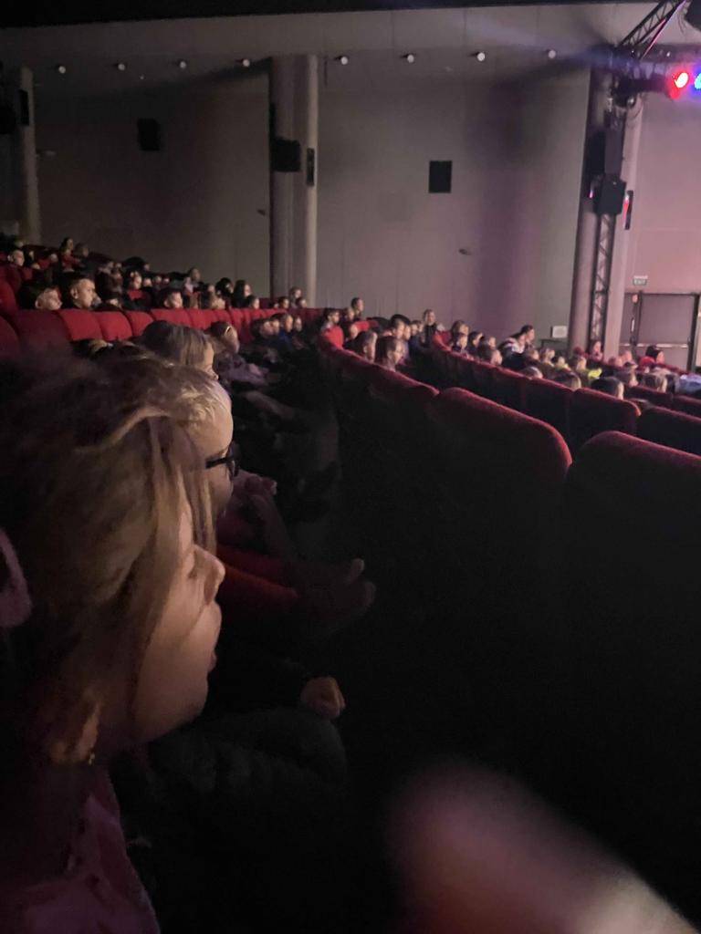 Odkud ten náš holub letí?  Letím z lesa, milé děti.  Cos tam viděl holoubku?  Perníkovou chaloupku.