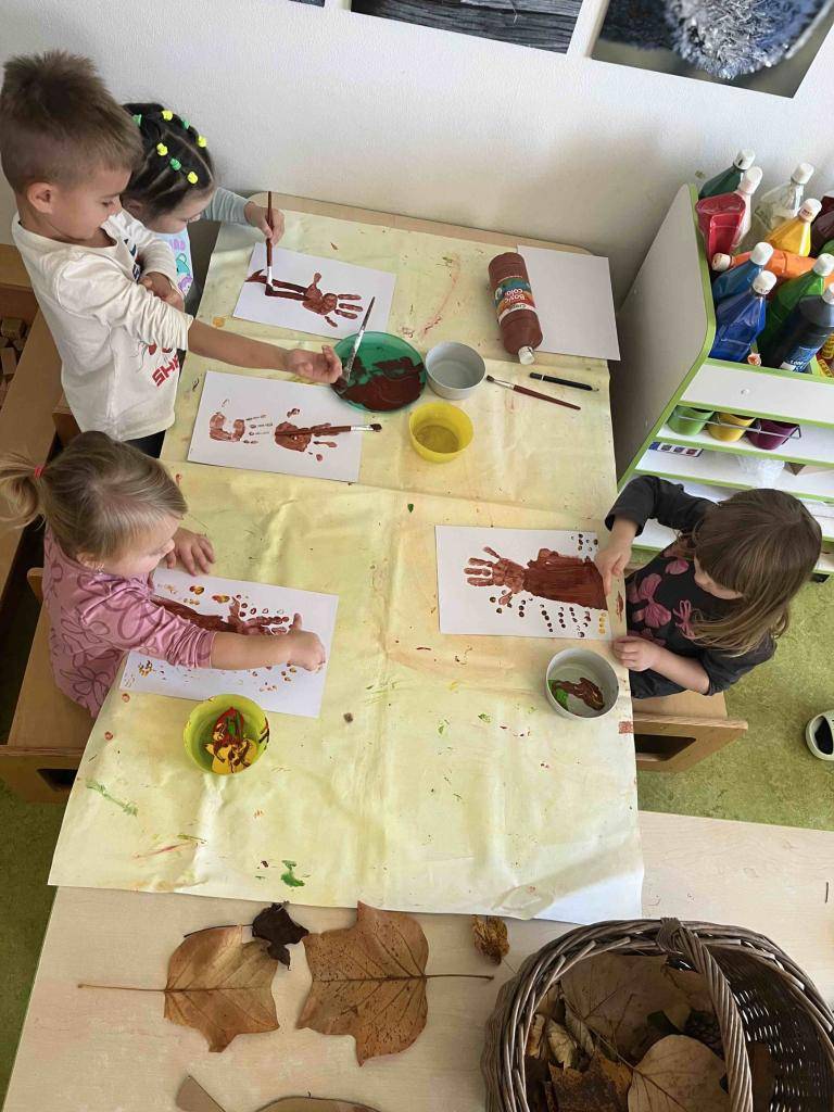 Hnědá, žlutá, červená,  tyhle barvy listí má.  Zelené už skoro není,  dennodenně barvu mění.