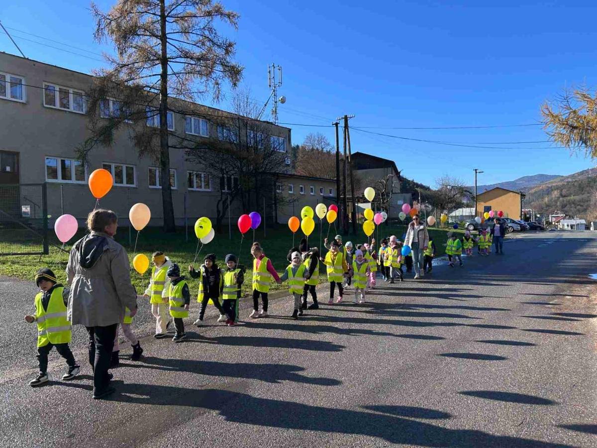 pochod našich škôlkarov ulicami obce až k obecnému úradu