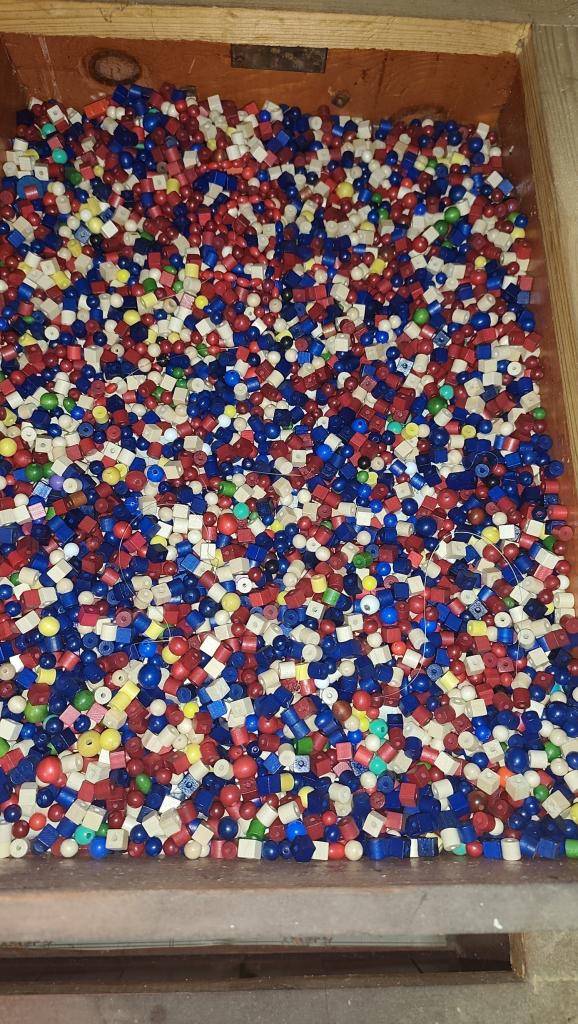 Zítra tj. pondělí v 9.00 pod prodejnou Coop  Knížky, audiokazety, kostky, hračky, ...  Kdo z občanů má zájem, tak v 9.00