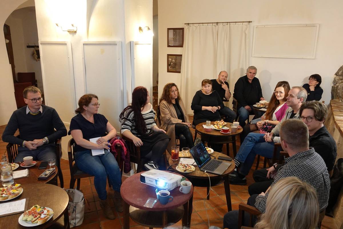 V pátek 14. listopadu se v Kavárně Ve Skále konalo tradiční výroční setkání vimperských kulturních aktérů s vedením města a odborem kultury městského úřadu. Diskutovaly se novinky v městském dotačním systému na podporu kultury a digitalizace žádostí, nová vyhláška o veřejném pořádku, kdy rada města už nebude moci individuálně povolovat zkrácení doby nočního klidu při venkovních akcích, nebo také to, jak by mohly vypadat každoroční vimperské městské slavnosti.