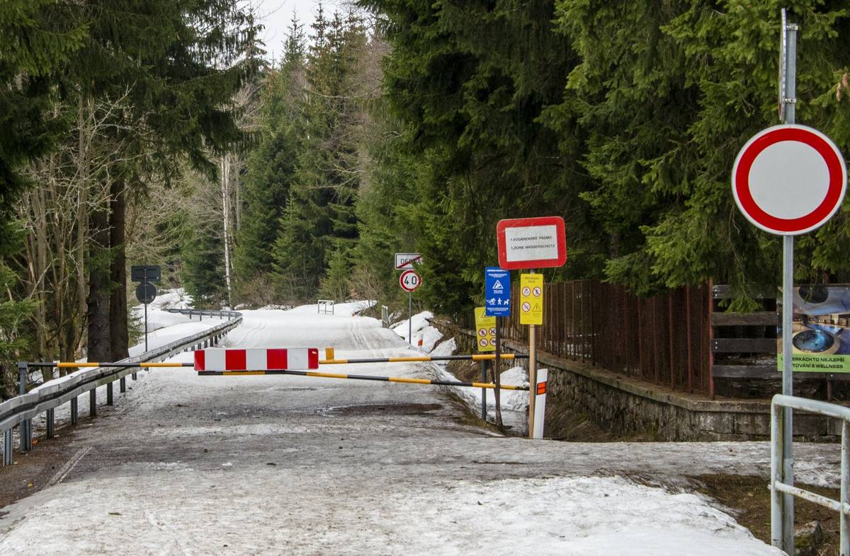 Počínaje 18. listopadem od 14 hodin bude z důvodu předpovídaných nepříznivých podmínek na silnici II/290 v úseku Desná, Souš – Smědava tato komunikace do odvolání uzavřena. Důvodem pro uzavření silnice je namrzání povrchu a dlouhodobý výhled teplot pod bodem mrazu. V současné době je na silnici ujetá sněhová vrstva sjízdná s opatrností. (www.kraj-lbc.cz)