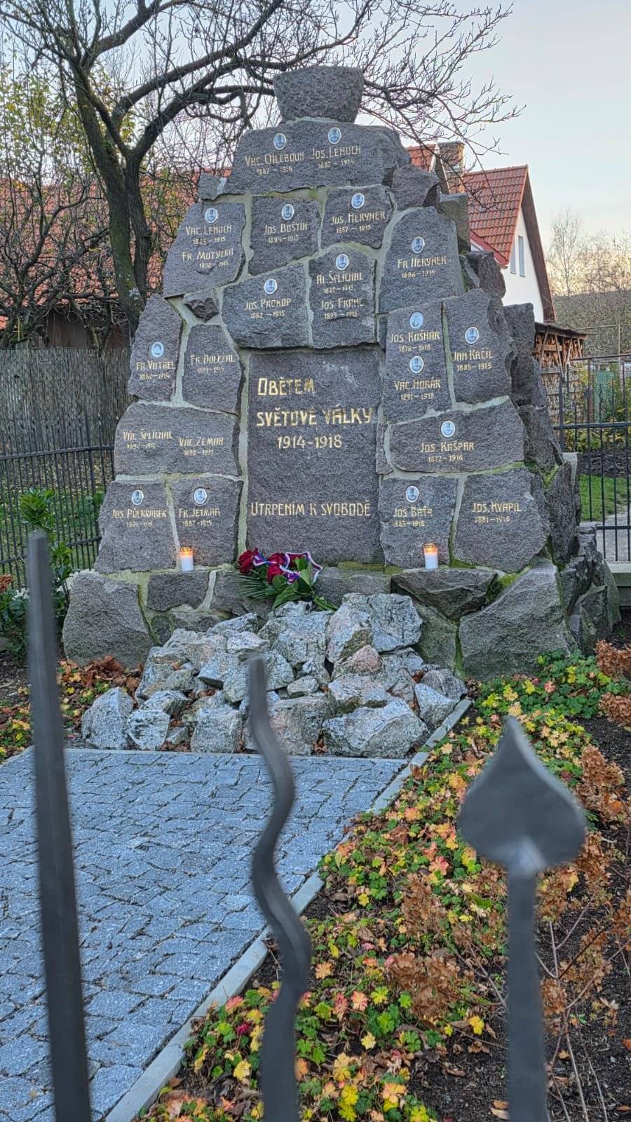 V předvečer 17. listopadu 2025 jsme si položením květin a rozvícením svící u pomníku padlých 1. sv. války v Jarošově, připomněli výročí událostí ze 17. listopadu 1989. OÚ Jarošov