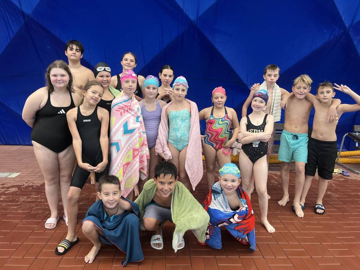 Naše škola se s nadšením zapojila do celorepublikové akce Plave celé Česko! Žáci z prvního i druhého stupně reprezentovali naši školu v dopolední soutěži Plavecké město roku ČR, kde bojovali o co nejlepší výkony na trati 50 metrů i v týmové štafetě.