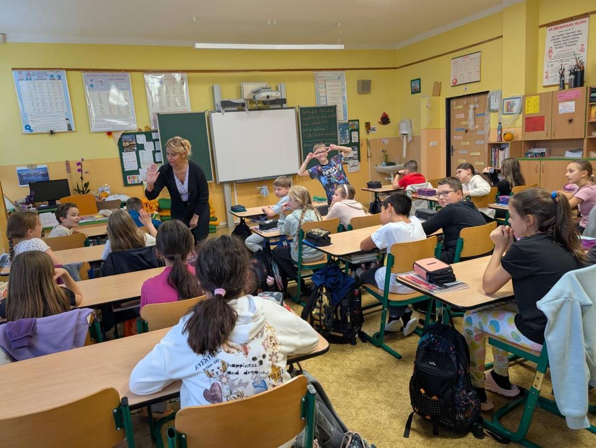 Naši školu znovu navštívila rodilá mluvčí Iveta Lis z amerického Seattlu! Její přítomnost ve výuce anglického jazyka přinesla žákům nejen skvělou atmosféru, ale také spoustu nových zážitků a příležitostí procvičit si angličtinu úplně jinak než z učebnice.