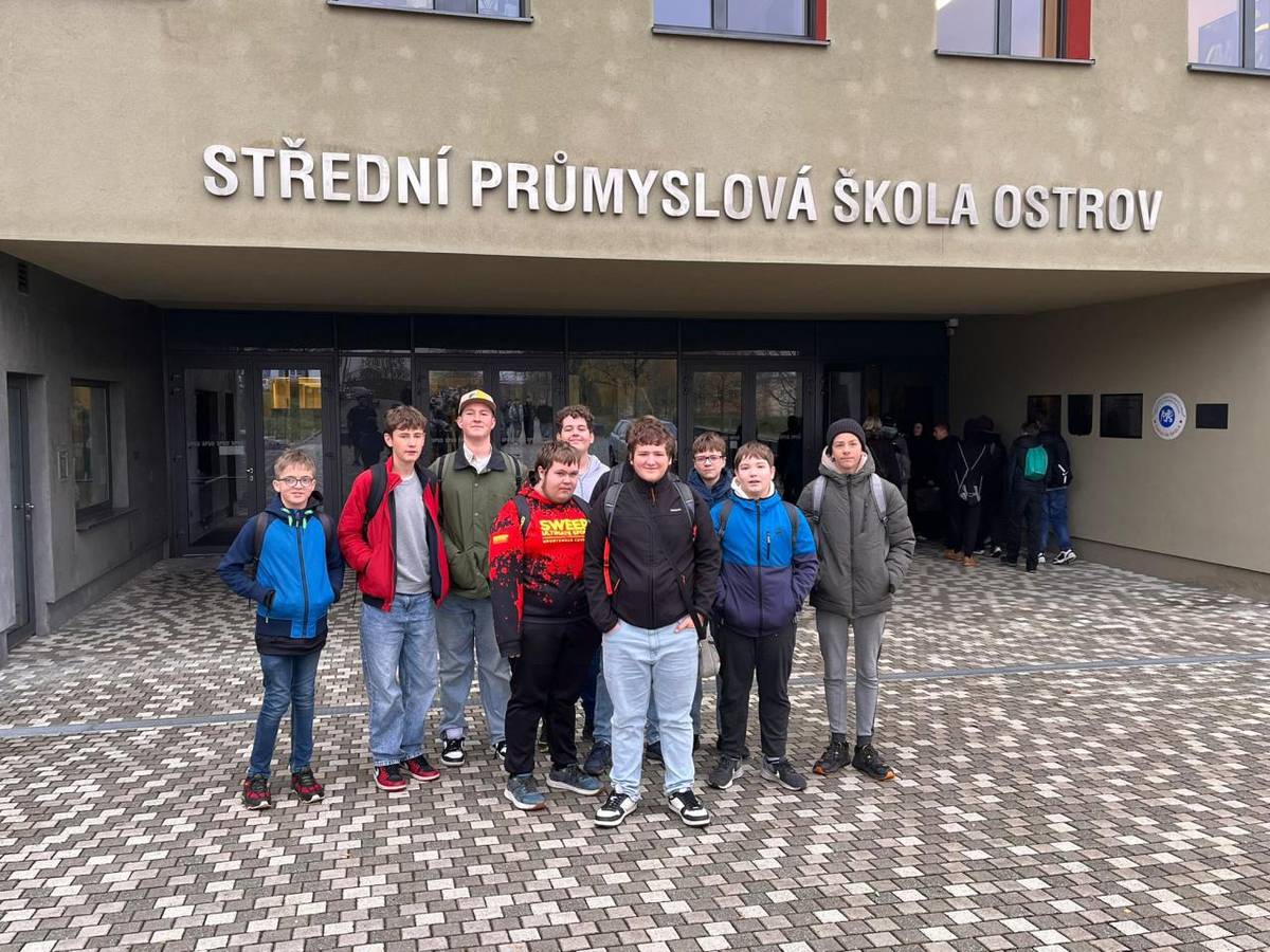 Ve čtvrtek 6. listopadu se vybraní žáci devátých tříd vydali na návštěvu Střední průmyslové školy v Ostrově nad Ohří. V rámci dne otevřených dveří si mohli vyzkoušet, jaké to je studovat technické obory v praxi – a že toho bylo opravdu hodně!