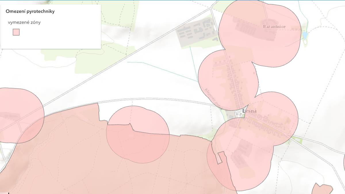 Od 1. 12. 2025 vstupuje v platnost nový celostátní zákaz používání vybrané zábavní pyrotechniky. Reaguje tak na dlouhodobé problémy spojené s nadměrným hlukem, rizikem zranění a stresem, který pyrotechnika způsobuje lidem i zvířatům. Nově bude povolena pouze pyrotechnika třídy F1 – tedy drobné efekty jako prskavky, malé bouchací kuličky apod. Vše ostatní bude zakázáno.   Ministerstvo zemědělství připravilo mapovou aplikaci, která zobrazuje všechny registrované chovy zvířat, v jejichž okolí platí zákaz pyrotechniky. Aplikaci najdete zde: https://agrigis.gov.cz/.../apps/instant/basic/index.html... (Pozn.: Načítání může trvat déle – je potřeba trpělivost.)     Prosíme všechny, aby nová pravidla respektovali a dodržovali — nejen proto, že to ukládá zákon, ale proto, že na tom opravdu záleží. I jeden výbuch může znamenat paniku v očích zvířete, slzy vystrašeného dítěte nebo neklid probdělé noci pro lidi, kteří hluk těžce snášejí. Pro někoho je to jen pár vteřin zábavy, pro jiné je to trauma, které si ponesou ještě dlouho.